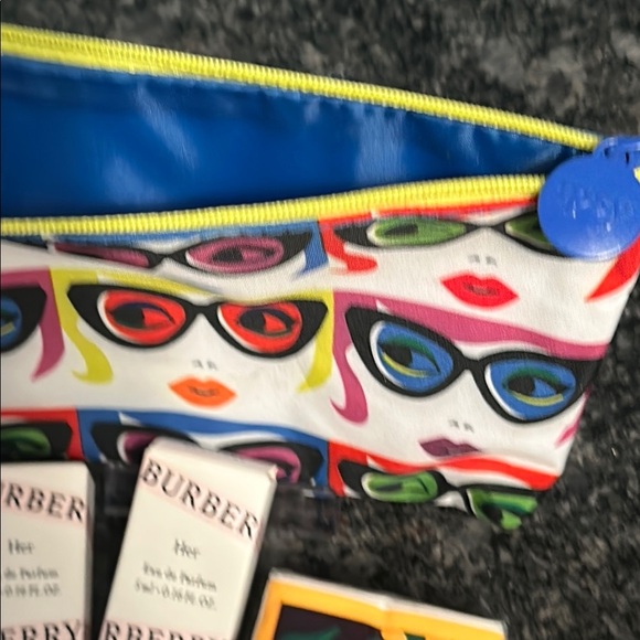 Burberry Her Beauty Bundle Burberry Her x2 5ml travel & Ipsy Bag & Charcoal Peel - Picture 9 of 12